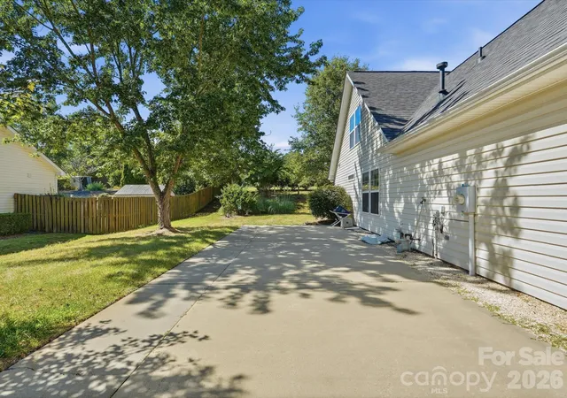 Photo 2 of Single family home for sale at 526 Kenbridge Ln, Rock Hill, SC 29732 | MLS# 4427426 | Listing updated on 2026-10-03