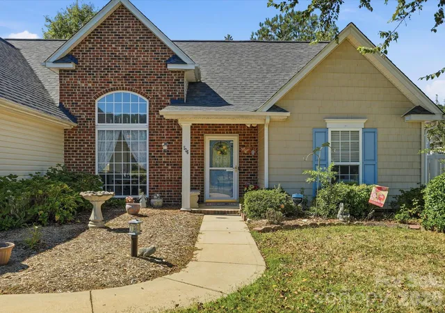 Photo 3 of Single family home for sale at 526 Kenbridge Ln, Rock Hill, SC 29732 | MLS# 4427426 | Listing updated on 2026-10-03