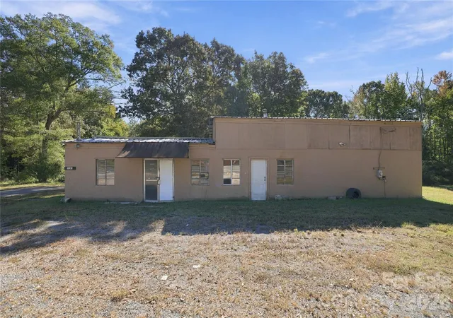 Photo 2 of Single family home for sale at 3247 Charlotte Hwy, York, SC 29745 | MLS# 4427471 | Listing updated on 2026-10-26