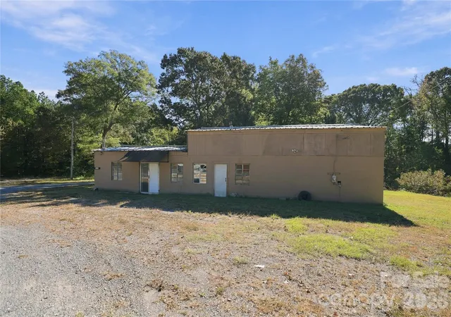 Photo 3 of Single family home for sale at 3247 Charlotte Hwy, York, SC 29745 | MLS# 4427471 | Listing updated on 2026-10-26