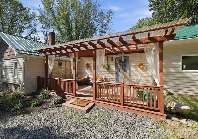 Photo 2 of Single family home for sale at 16 Warren Crk Rd, Candler, NC 28715 | MLS# 4427483 | Listing updated on 2026-10-04