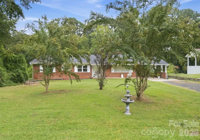 Photo 2 of Single family home for sale at 914 Springdale Ln, Gastonia, NC 28052 | MLS# 4427496 | Listing updated on 2026-10-01