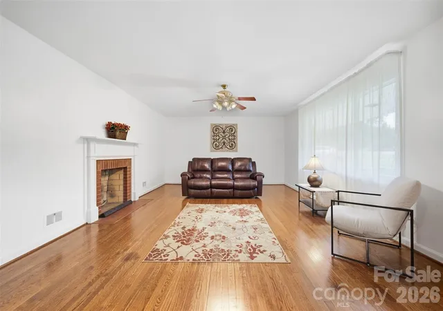 Photo 3 of Single family home for sale at 914 Springdale Ln, Gastonia, NC 28052 | MLS# 4427496 | Listing updated on 2026-10-01