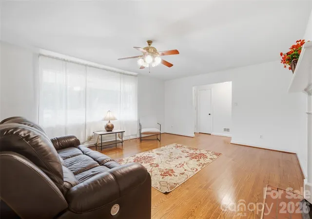 Photo 3 of Single family home for sale at 914 Springdale Ln, Gastonia, NC 28052 | MLS# 4427496 | Listing updated on 2026-10-01
