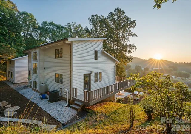 Photo 2 of Single family home for sale at 343 Mountain View Rd, Burnsville, NC 28714 | MLS# 4427505 | Listing updated on 2026-09-28