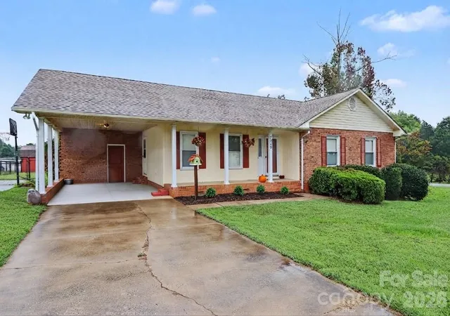 Photo 4 of Single family home for sale at 2040 London Rd, Mooresville, NC 28115 | MLS# 4427506 | Listing updated on 2026-10-06