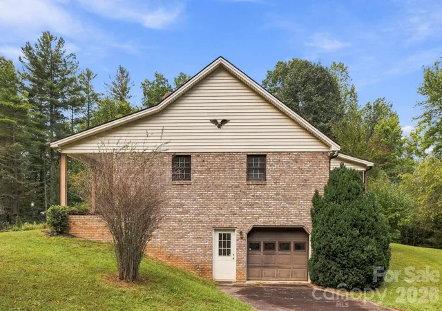 Photo 4 of Single family home for sale at 1079 Dupont Rd, Hendersonville, NC 28739 | MLS# 4427510 | Listing updated on 2026-09-25