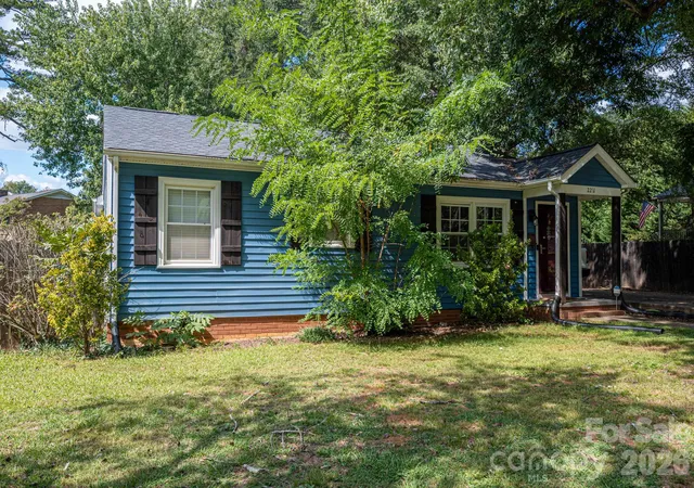 Photo 3 of Single family home for sale at 2211 Lee St, Gastonia, NC 28054 | MLS# 4427530 | Listing updated on 2026-10-02