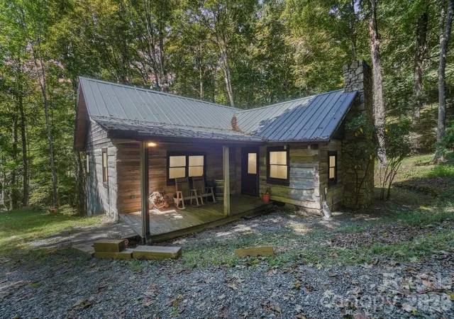 Photo 2 of Single family home for sale at 988 English Ridge Dr, Mars Hill, NC 28754 | MLS# 4427537 | Listing updated on 2026-09-28