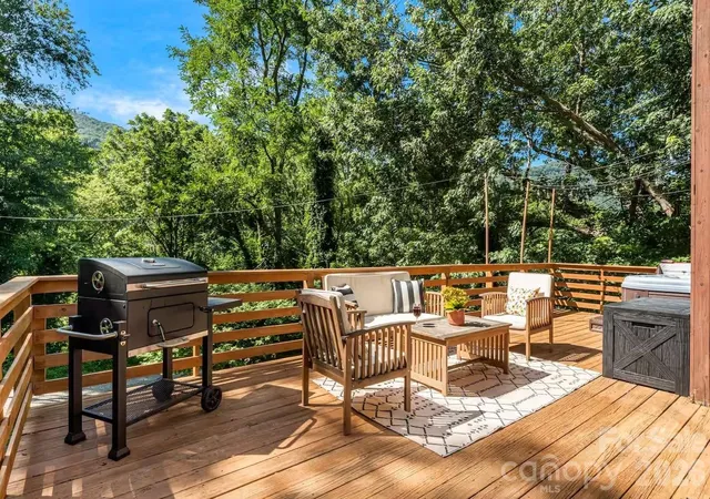 Photo 2 of Single family home for sale at 193 Shadow Ln, Waynesville, NC 28786 | MLS# 4427540 | Listing updated on 2026-10-02