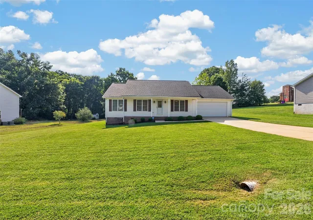 Photo 1 of Single family home for sale at 4405 Claralee Ln, Hickory, NC 28602 | MLS# 4427546 | Listing updated on 2026-10-01