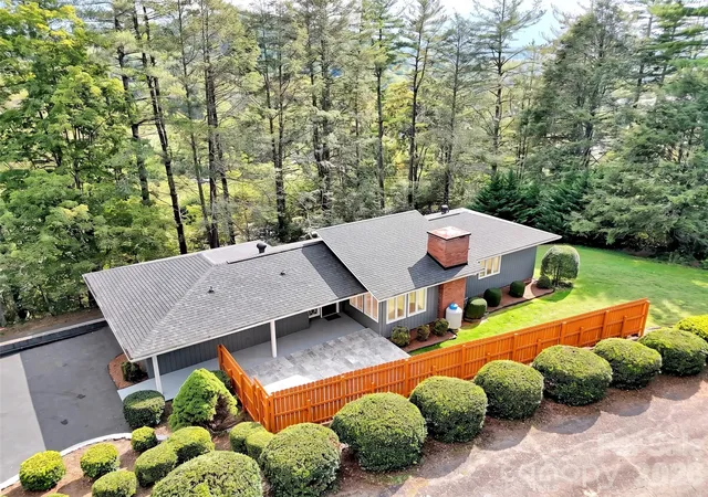 Photo 3 of Single family home for sale at 354 Woodside Cir, Waynesville, NC 28786 | MLS# 4427555 | Listing updated on 2026-09-29