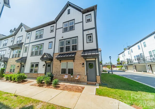 Photo 1 of Townhouse for sale at 4040 Hidden Oaks Dr, Charlotte, NC 28205 | MLS# 4427589 | Listing updated on 2026-10-02