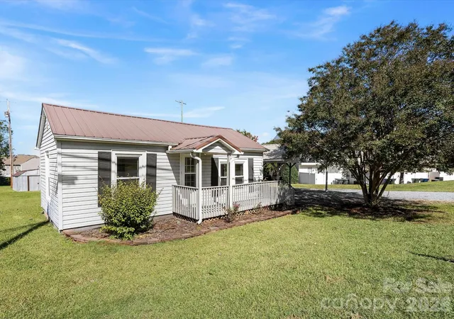 Photo 2 of Single family home for sale at 24 Forest Hl Rd, Lexington, NC 27295 | MLS# 4427630 | Listing updated on 2026-10-03