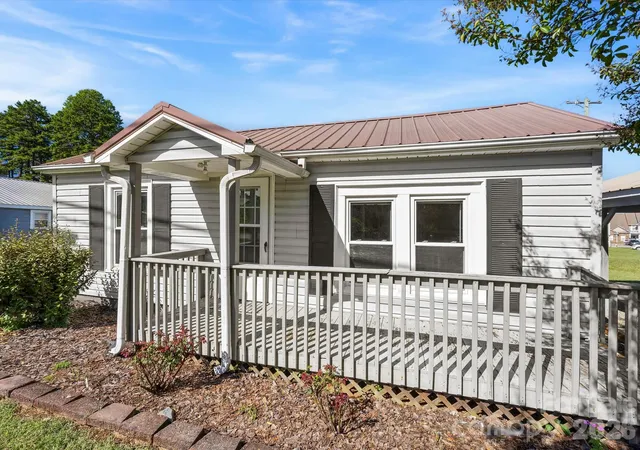 Photo 3 of Single family home for sale at 24 Forest Hl Rd, Lexington, NC 27295 | MLS# 4427630 | Listing updated on 2026-10-03