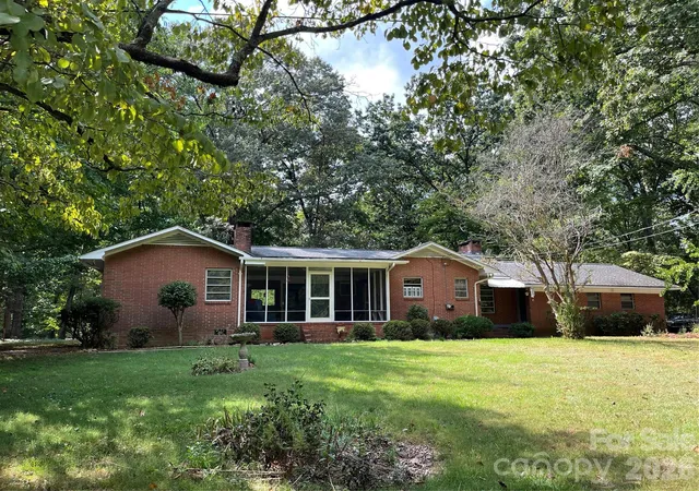 Photo 1 of Single family home for sale at 521 Courtney Ln, Matthews, NC 28105 | MLS# 4427632 | Listing updated on 2026-09-23