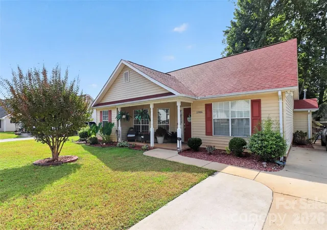 Photo 1 of Single family home for sale at 5906 Country Walk Dr, Charlotte, NC 28212 | MLS# 4427646 | Listing updated on 2026-10-03
