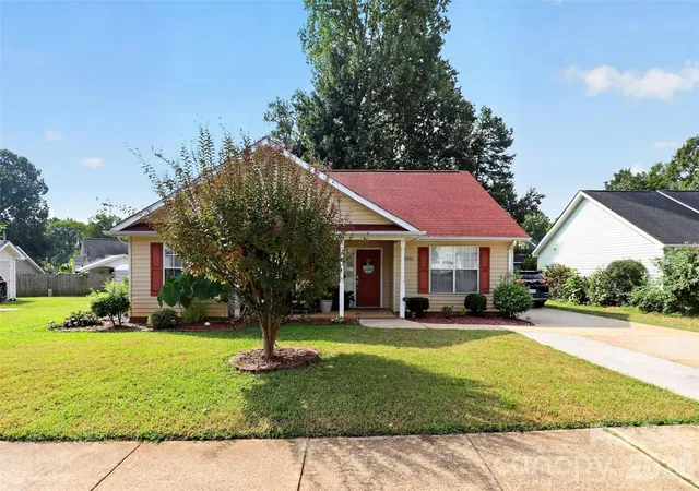 Photo 2 of Single family home for sale at 5906 Country Walk Dr, Charlotte, NC 28212 | MLS# 4427646 | Listing updated on 2026-10-03