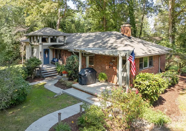 Photo 1 of Single family home for sale at 275 S Rugby Rd, Hendersonville, NC 28791 | MLS# 4427655 | Listing updated on 2026-09-27