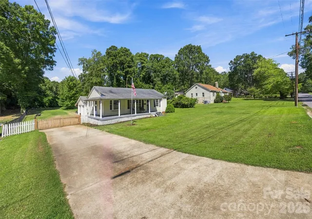 Photo 3 of Single family home for sale at 222 Wiley Ave, York, SC 29745 | MLS# 4427662 | Listing updated on 2026-09-23