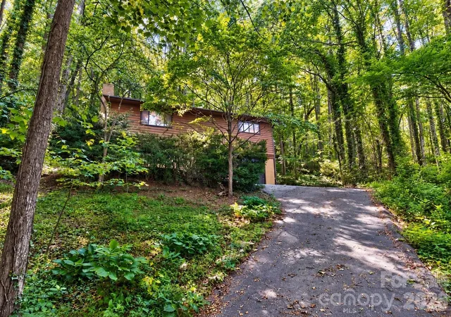 Photo 2 of Single family home for sale at 8 Shadywood Cir, Asheville, NC 28803 | MLS# 4427665 | Listing updated on 2026-09-25
