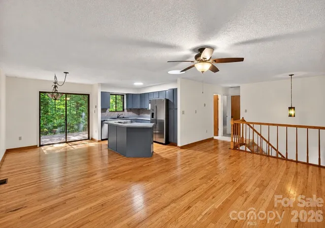 Photo 3 of Single family home for sale at 8 Shadywood Cir, Asheville, NC 28803 | MLS# 4427665 | Listing updated on 2026-09-25