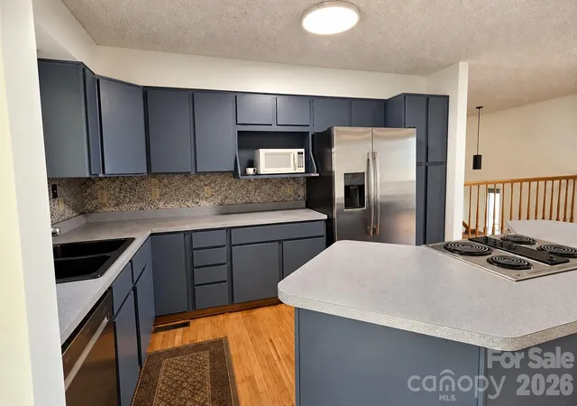 Photo 3 of Single family home for sale at 8 Shadywood Cir, Asheville, NC 28803 | MLS# 4427665 | Listing updated on 2026-09-25