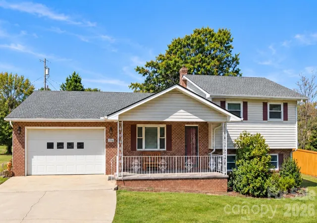 Photo 1 of Single family home for sale at 106 Mohican Trl, East Flat Rock, NC 28726 | MLS# 4427684 | Listing updated on 2026-09-27