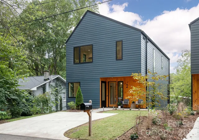 Photo 2 of Single family home for sale at 2 Davenport Pl, Asheville, NC 28806 | MLS# 4427728 | Listing updated on 2026-10-04