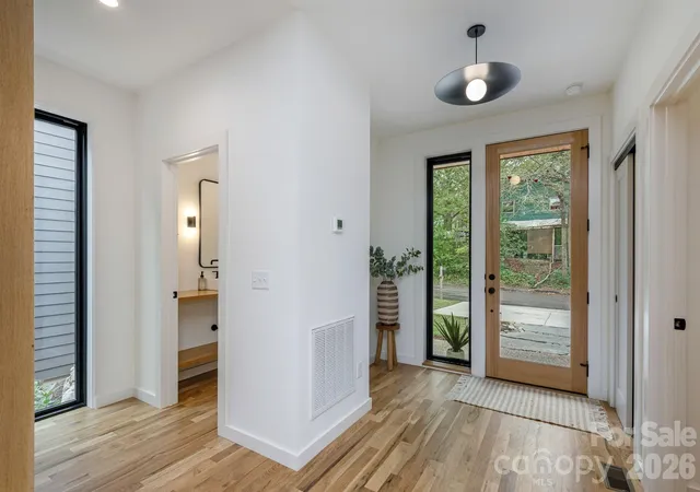 Photo 3 of Single family home for sale at 2 Davenport Pl, Asheville, NC 28806 | MLS# 4427728 | Listing updated on 2026-10-04