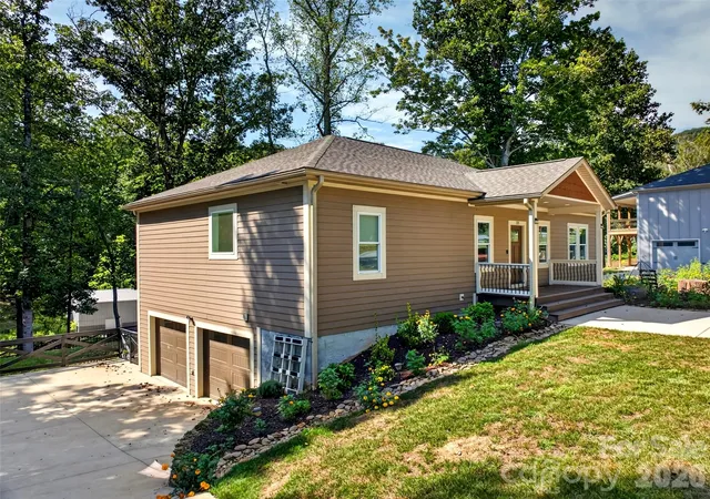 Photo 1 of Single family home for sale at 131 Ridge Rd, Candler, NC 28715 | MLS# 4427732 | Listing updated on 2026-09-30