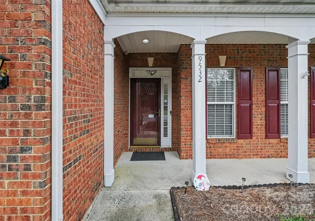 Photo 3 of Single family home for sale at 9532 Kestral Ridge Dr, Charlotte, NC 28269 | MLS# 4427764 | Listing updated on 2026-10-06