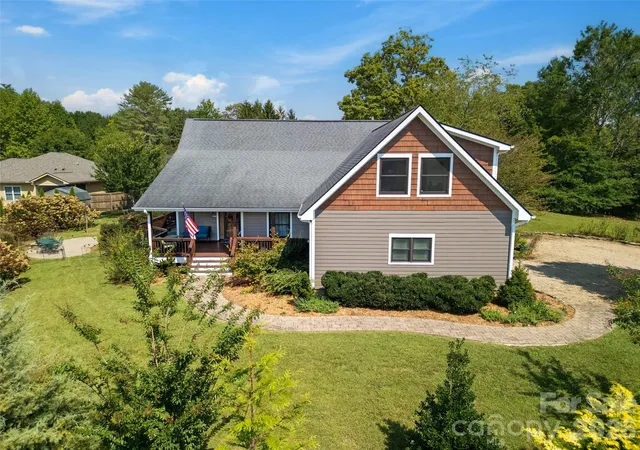 Photo 4 of Sale Pending at 90 S Oaklawn Ave, Brevard, NC 28712 | MLS# 4427770 | Listing updated on 2026-09-26