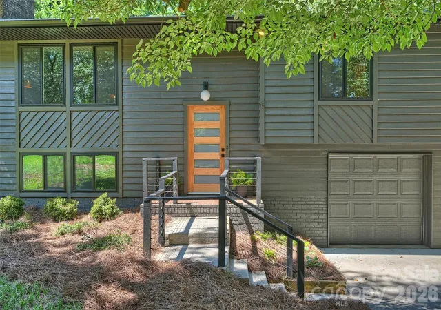 Photo 2 of Single family home for sale at 7323 Rollingridge Dr, Charlotte, NC 28211 | MLS# 4427779 | Listing updated on 2026-10-08