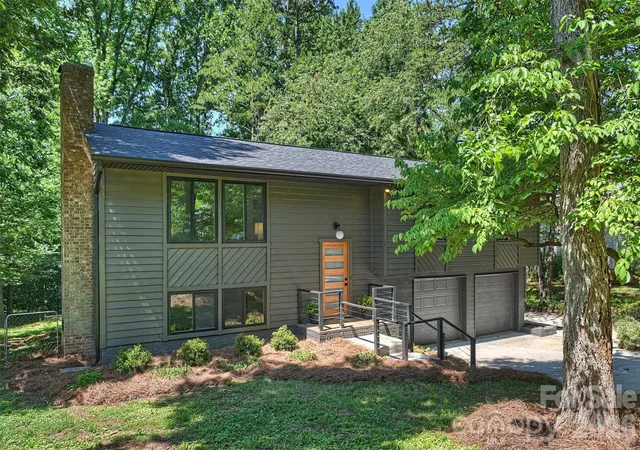 Photo 3 of Single family home for sale at 7323 Rollingridge Dr, Charlotte, NC 28211 | MLS# 4427779 | Listing updated on 2026-10-08
