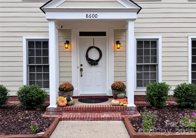 Photo 3 of Single family home for sale at 8600 Beeswood Dr, Charlotte, NC 28277 | MLS# 4427788 | Listing updated on 2026-10-01