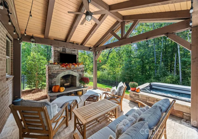 Photo 4 of Sale Pending at 11200 Glanmire Dr, Matthews, NC 28105 | MLS# 4427807 | Listing updated on 2026-09-26