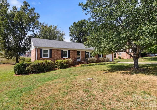 Photo 1 of Single family home for sale at 1005 Ramblewood Ln, Gastonia, NC 28056 | MLS# 4427814 | Listing updated on 2026-09-29