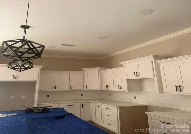 Photo 3 of Single family home for sale at 4917 Southview Dr, Hickory, NC 28602 | MLS# 4427842 | Listing updated on 2026-09-27