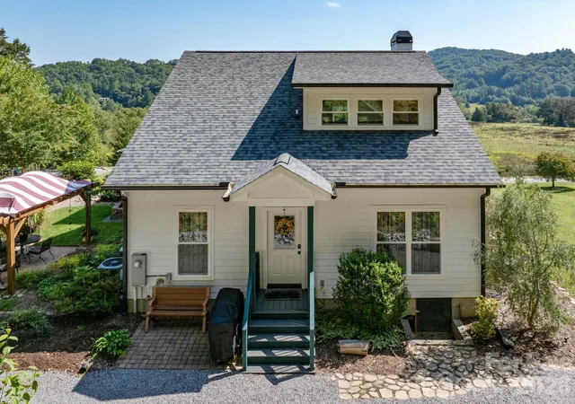 Photo 3 of Single family home for sale at 658 Pleasant Grv Church Rd, Hendersonville, NC 28739 | MLS# 4427845 | Listing updated on 2026-09-25