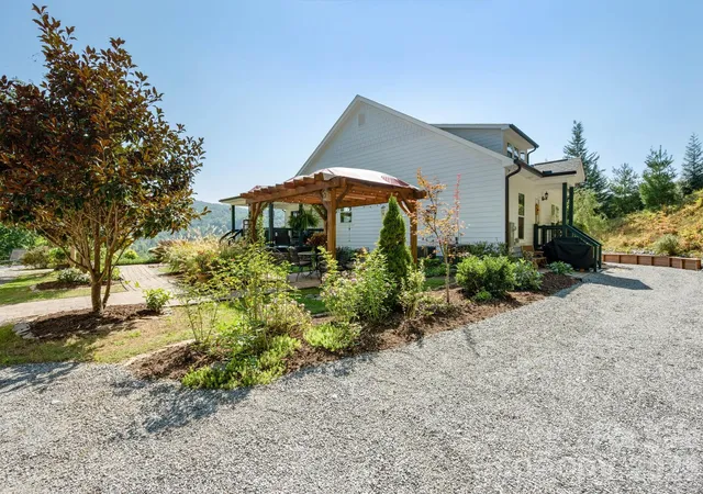 Photo 4 of Single family home for sale at 658 Pleasant Grv Church Rd, Hendersonville, NC 28739 | MLS# 4427845 | Listing updated on 2026-09-25
