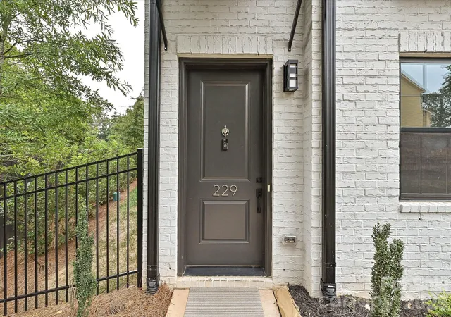 Photo 2 of Townhouse for sale at 229 Sutton Park Ln, Charlotte, NC 28211 | MLS# 4427854 | Listing updated on 2026-09-26