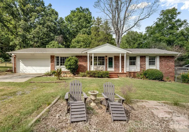 Photo 1 of Single family home for sale at 5 W Maple Dr, Asheville, NC 28805 | MLS# 4427878 | Listing updated on 2026-10-02
