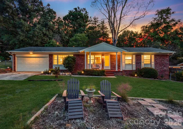 Photo 2 of Single family home for sale at 5 W Maple Dr, Asheville, NC 28805 | MLS# 4427878 | Listing updated on 2026-10-02