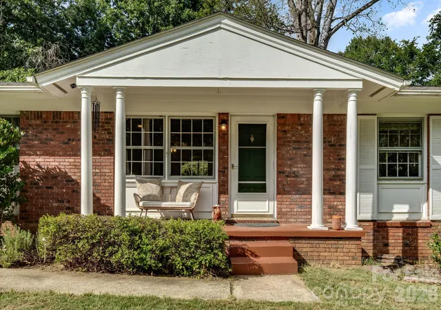 Photo 3 of Single family home for sale at 5 W Maple Dr, Asheville, NC 28805 | MLS# 4427878 | Listing updated on 2026-10-02