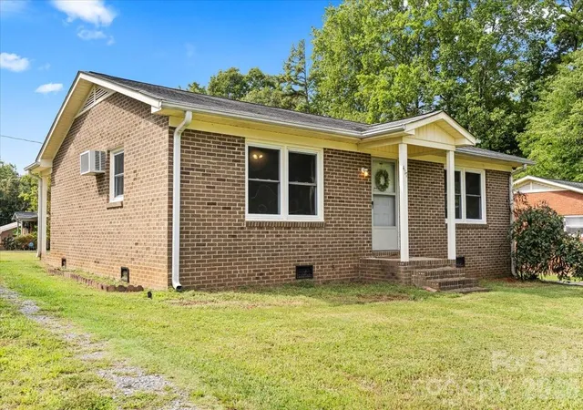 Photo 2 of Single family home for sale at 417 W Buckoak St, Stanley, NC 28164 | MLS# 4427888 | Listing updated on 2026-09-26