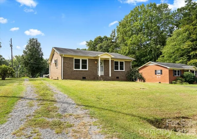 Photo 3 of Single family home for sale at 417 W Buckoak St, Stanley, NC 28164 | MLS# 4427888 | Listing updated on 2026-09-26