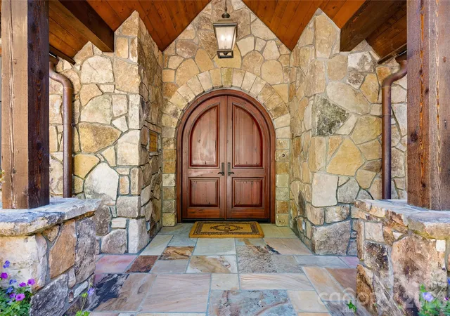 Photo 3 of Single family home for sale at 1914 Toxaway Dr, Lake Toxaway, NC 28747 | MLS# 4427899 | Listing updated on 2026-09-25