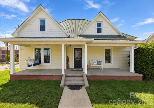 Photo 1 of Single family home for sale at 322 E Main St, Maiden, NC 28650 | MLS# 4427918 | Listing updated on 2026-10-01