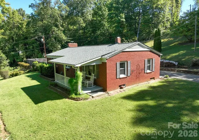 Photo 3 of Single family home for sale at 709 Berry Pl Sw, Lenoir, NC 28645 | MLS# 4427927 | Listing updated on 2026-09-30